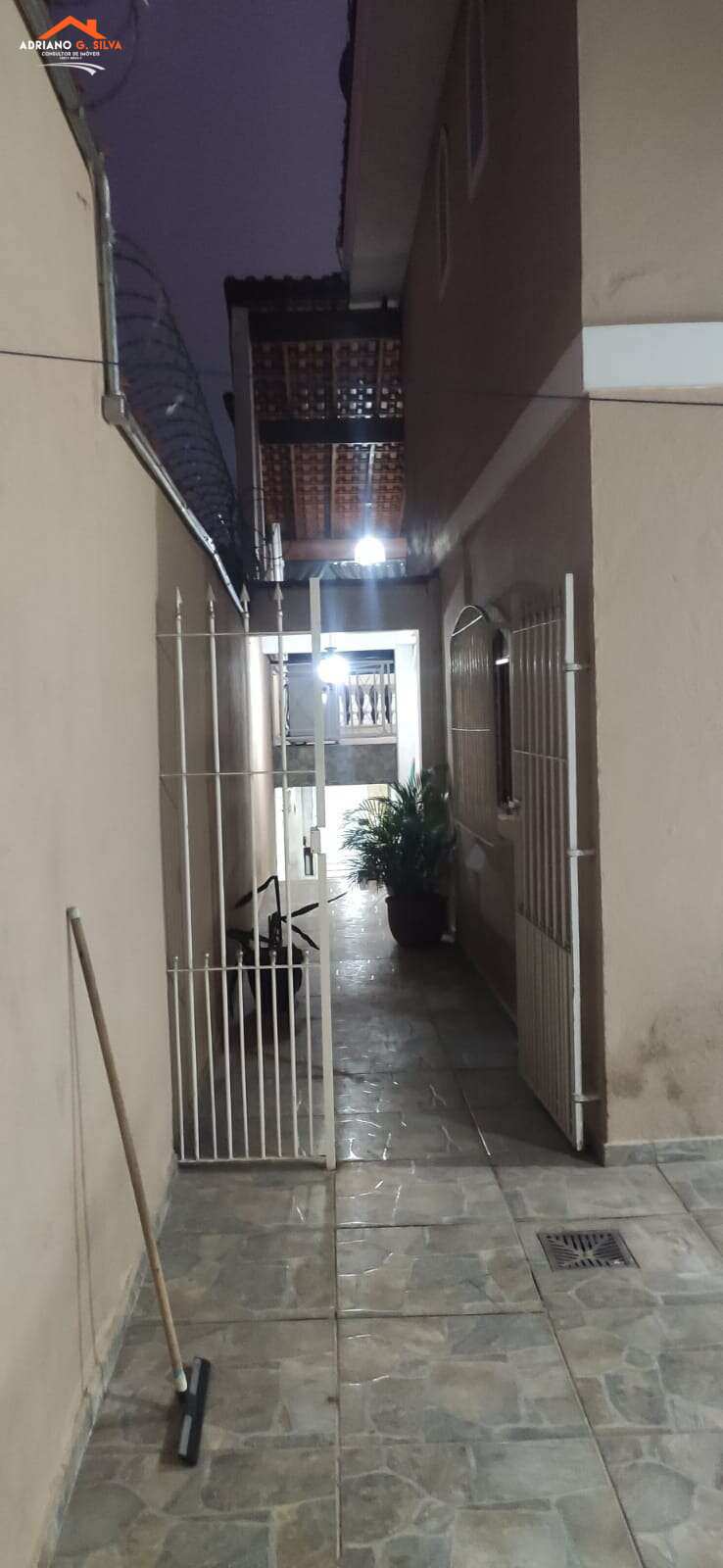 Casa à venda em Taboão da Serra, Jardim Roberto, com 3 quartos, 230,00m² - ADRIANO CONSULTOR DE IMÓVEIS