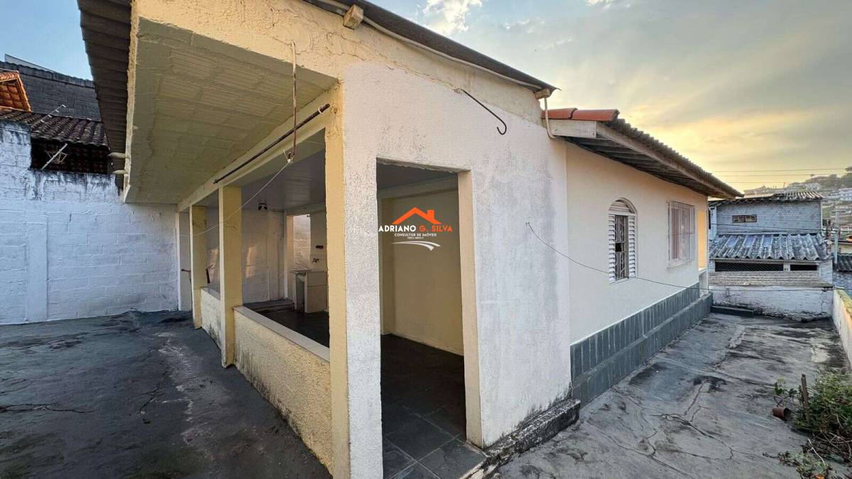 Casa e uma edícula. - ADRIANO CONSULTOR DE IMÓVEIS