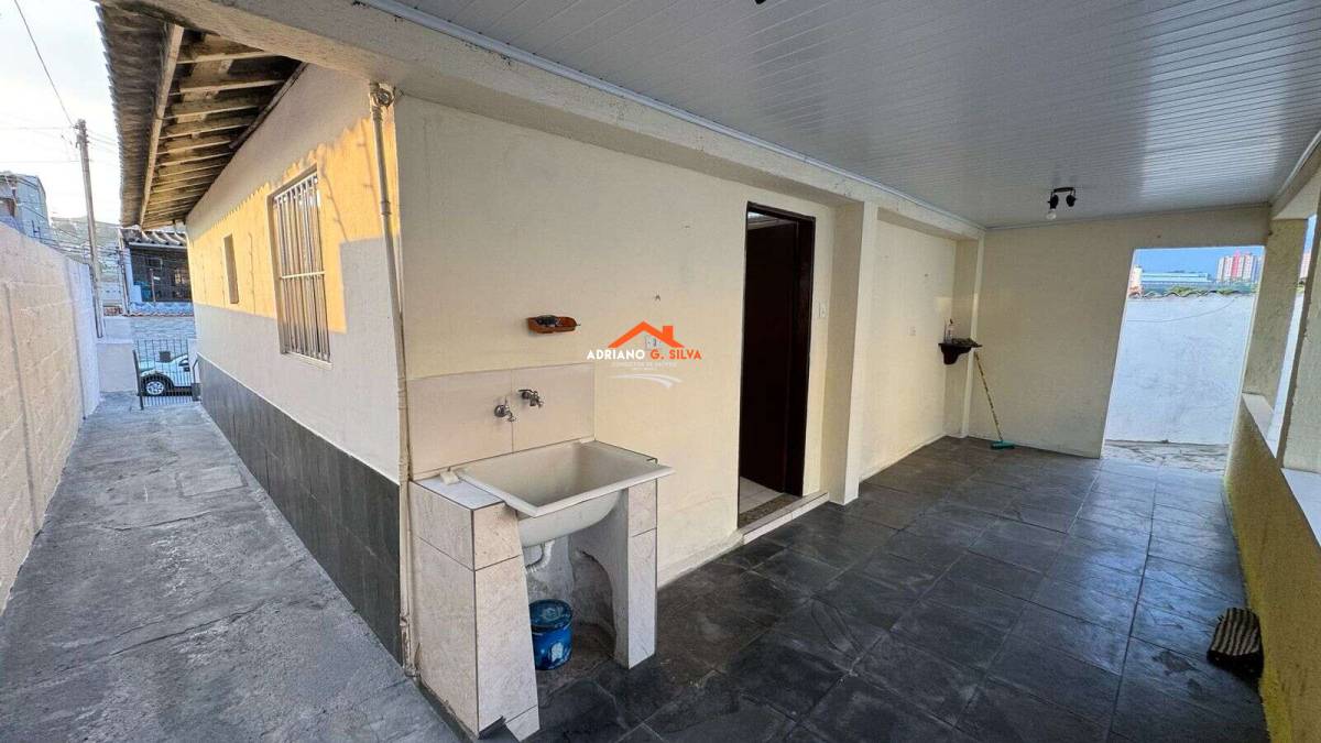 Casa e uma edícula. - ADRIANO CONSULTOR DE IMÓVEIS