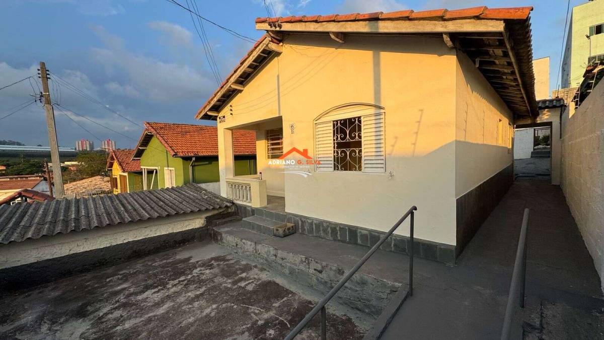 Casa e uma edícula. - ADRIANO CONSULTOR DE IMÓVEIS