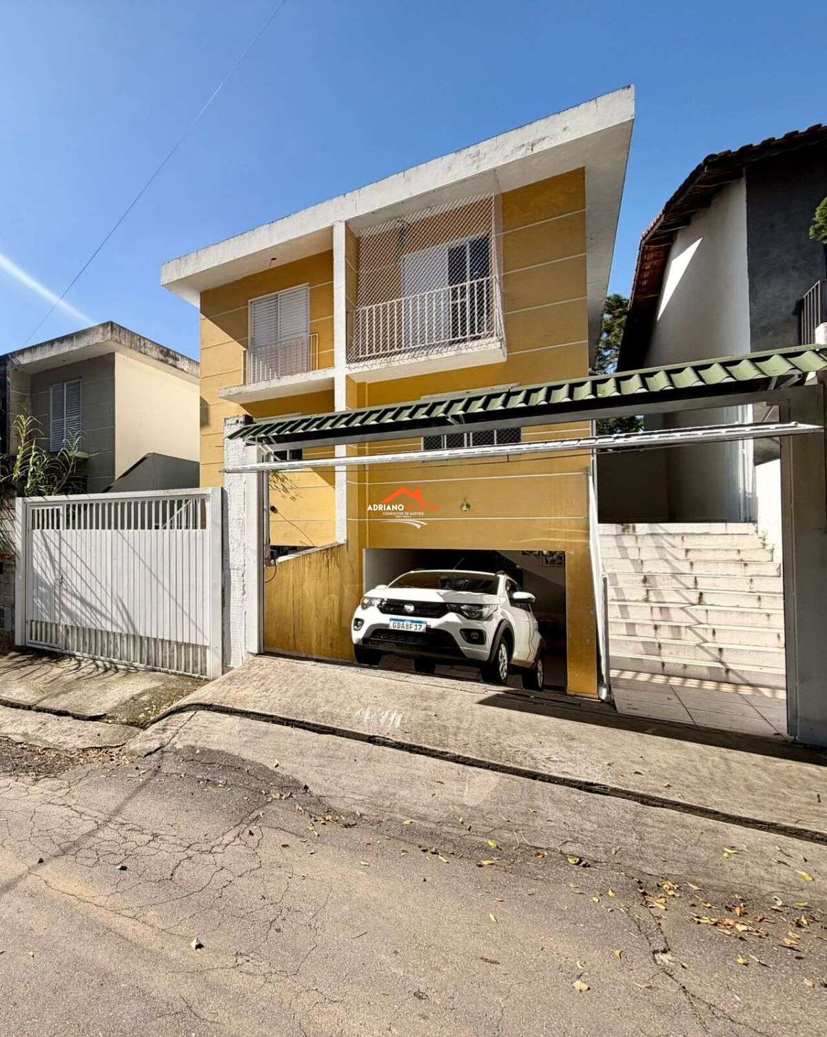 Localizado em rua sem saída.